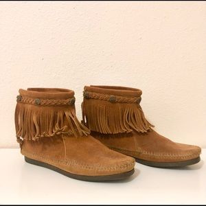 Minnetonka High Top Zip Back Boot